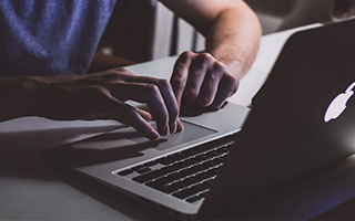 半岛体育app官方下载-奥格斯堡主场扼杀对手反扑，实现晋级