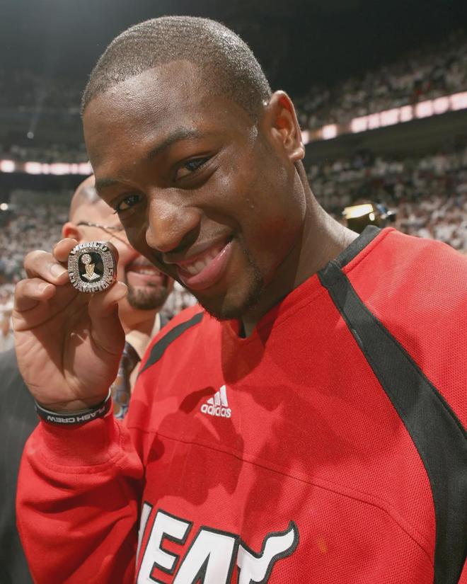 半岛体育官方下载-圣人客场击败魔术，韦德关键时刻爆发