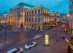 半岛体育官网-维也纳草草在庭前签字，声明服刑