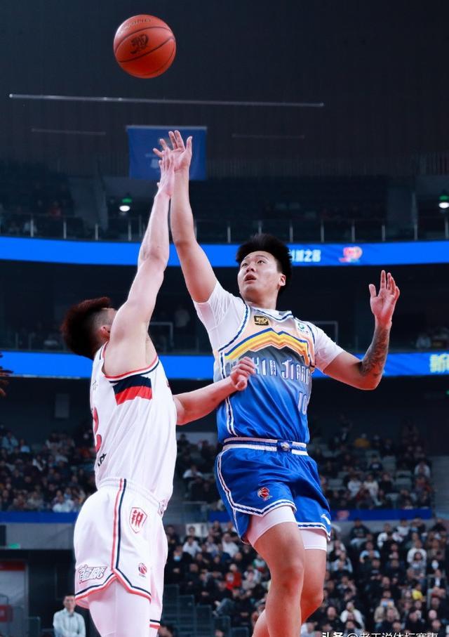 半岛体育下载入口官网-包含赛场风云再起，篮球联赛焦点对决即将上演的词条