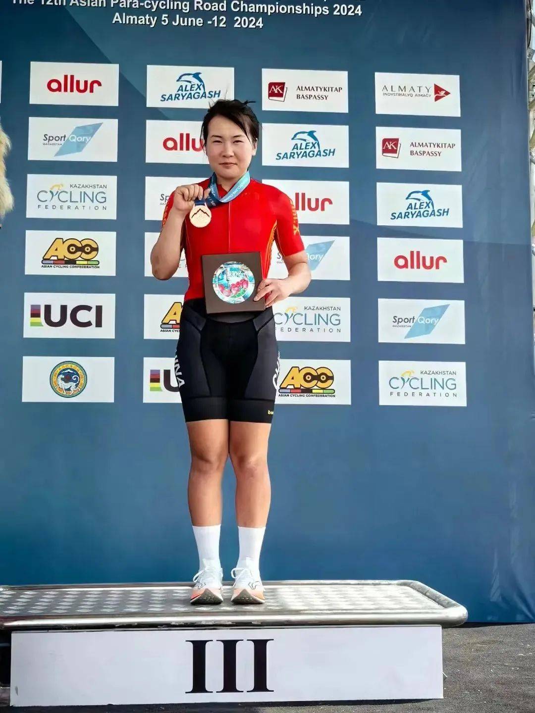 半岛官方体育登录入口-加拿大自行车选手速度惊人，斩获冠军